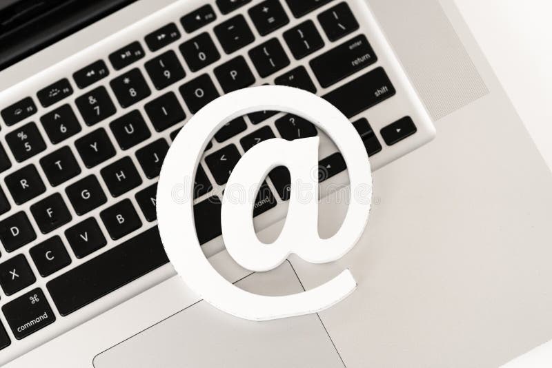 E-mailowy symbol na laptop klawiatury pojęciu dla emaila, komunikacja lub kontaktuje się my zdjęcia stock E-mailowy symbol na laptop klawiatury pojęciu dla emaila, komunikacja lub kontaktuje się my zdjęcia stock