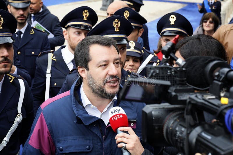 E Matteo Salvini przeprowadza? wywiad fotografia royalty free E Matteo Salvini przeprowadza? wywiad fotografia royalty free