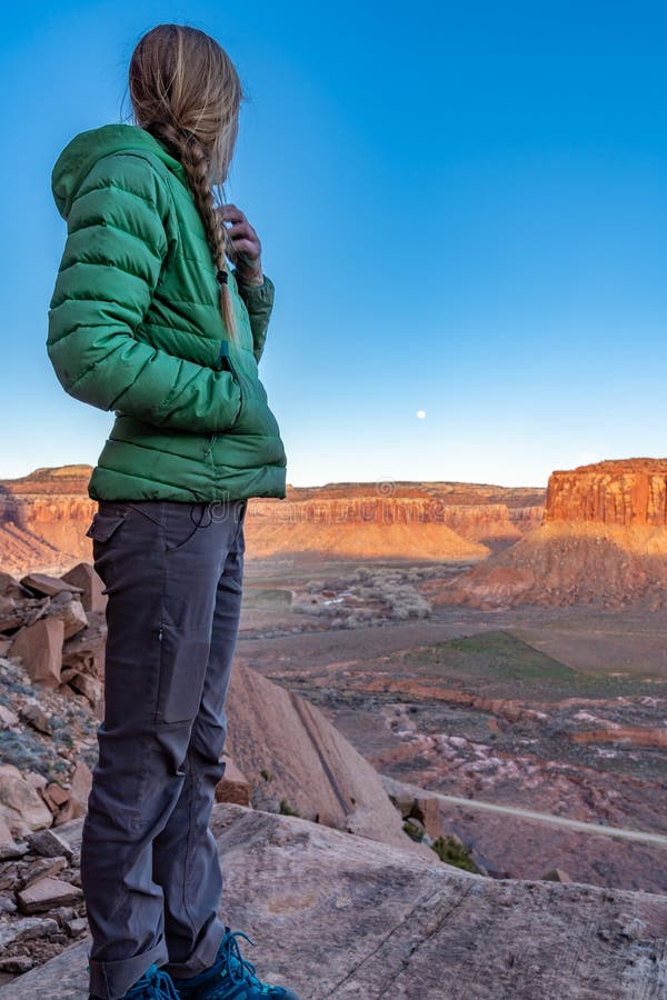 E Mulher que olha a elevação da lua e o grupo do sol, após um dia longo da escalada fotografia de stock E Mulher que olha a elevação da lua e o grupo do sol, após um dia longo da escalada fotografia de stock