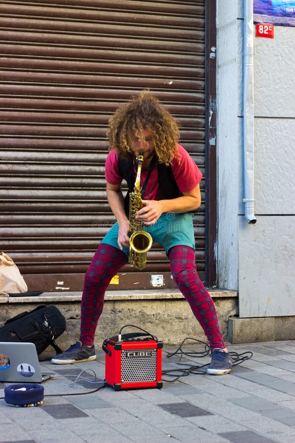 E 5 2019 : Musicien Performing Saxophone de rue dans la rue d'Istiklal photo libre de droits E 5 2019 : Musicien Performing Saxophone de rue dans la rue d'Istiklal photo libre de droits