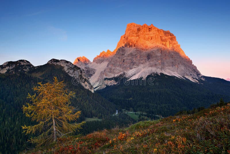 E Panorama alpin italien en montagne de Dolomiti au coucher du soleil photographie stock libre de droits E Panorama alpin italien en montagne de Dolomiti au coucher du soleil photographie stock libre de droits