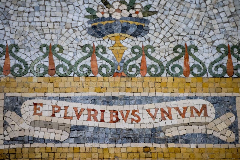 E pluribus unum cierre del mosaico de la inscripción para arriba foto de archivo libre de regalías E pluribus unum cierre del mosaico de la inscripción para arriba foto de archivo libre de regalías