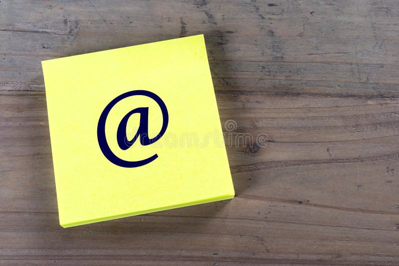 E - postsymbool op post-itnota royalty-vrije stock afbeelding E - postsymbool op post-itnota royalty-vrije stock afbeelding