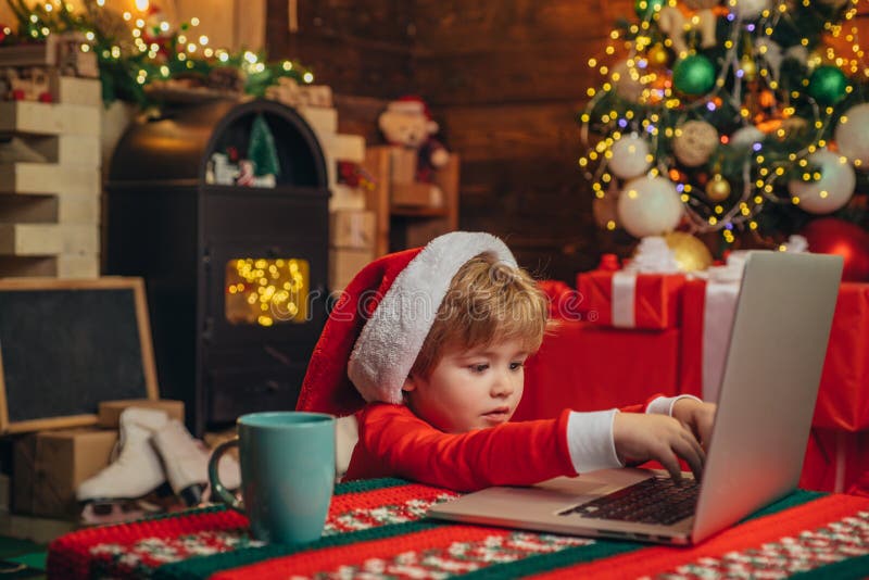 E Pyssanta hatt och dr?kt som har gyckel r buy royaltyfri fotografi E Pyssanta hatt och dr?kt som har gyckel r buy royaltyfri fotografi