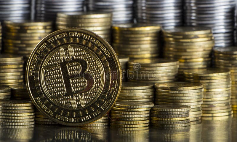 E r. Guld- bitcoin med pengar myntar bakgrund Teknologi för affär för överföring för pengar för bankrörelsen för bitmyntcryptocurrency