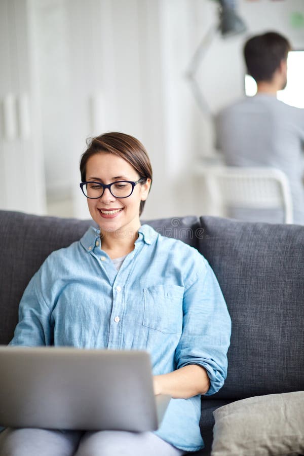 Indienen vanuit het thuiskantoor stock foto