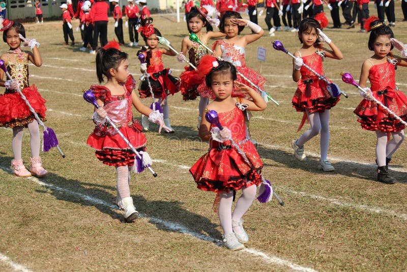 Dia desportivo de alunos do ensino primário fotografia de stock