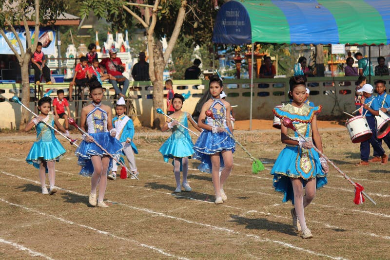 Dia desportivo de alunos do ensino primário imagens de stock royalty free