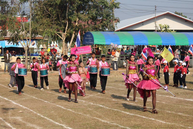 Dia desportivo de alunos do ensino primário imagens de stock royalty free