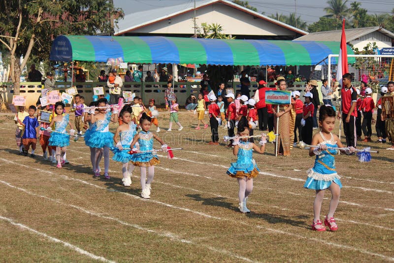 Dia desportivo de alunos do ensino primário imagens de stock