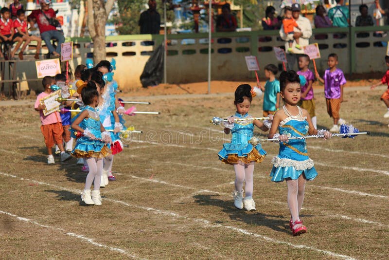 Dia desportivo de alunos do ensino primário fotografia de stock royalty free