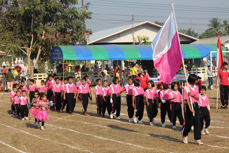 Dia desportivo de alunos do ensino primário fotos de stock royalty free