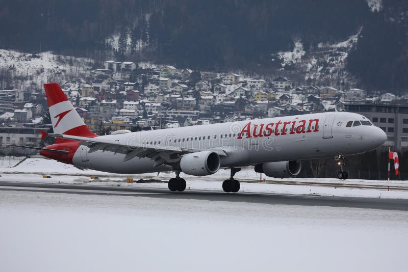 Aereo Austrian Airlines in atterraggio su pista innevata, Aeroporto di Innsbruck immagine stock