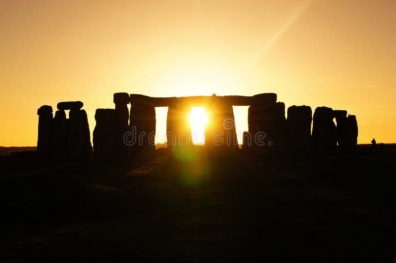 巨石阵，日落时分的神秘古迹 免版税库存图片