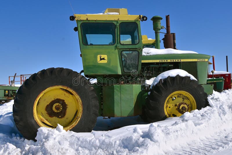 La Neige a Couvert Le Tracteur à Quatre Roues Massif D'entraînement De John  Deere Image éditorial - Image du ferme, lecteur: 139920110