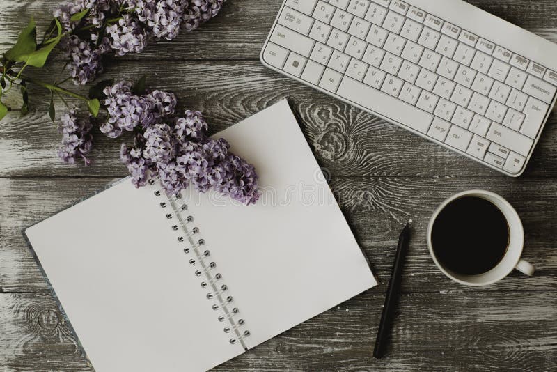 Espace De Travail Avec Clavier Café Tasse Fleur Bloc-notes Avec Ressort  Pour L'idée Note Objectif Plan écriture Concept Intelligen Image stock -  Image du cuvette, plat: 241285219