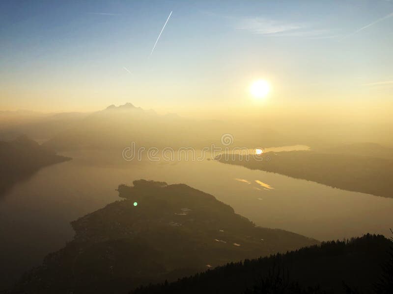 Una vista de la puesta del sol hermosa sobre el lago del ssnachtersee de los lagos Alfalfa Vierwaldstättersee y del ¼ de Kà de l fotografía de archivo libre de regalías Una vista de la puesta del sol hermosa sobre el lago del ssnachtersee de los lagos Alfalfa Vierwaldstättersee y del ¼ de Kà de l fotografía de archivo libre de regalías