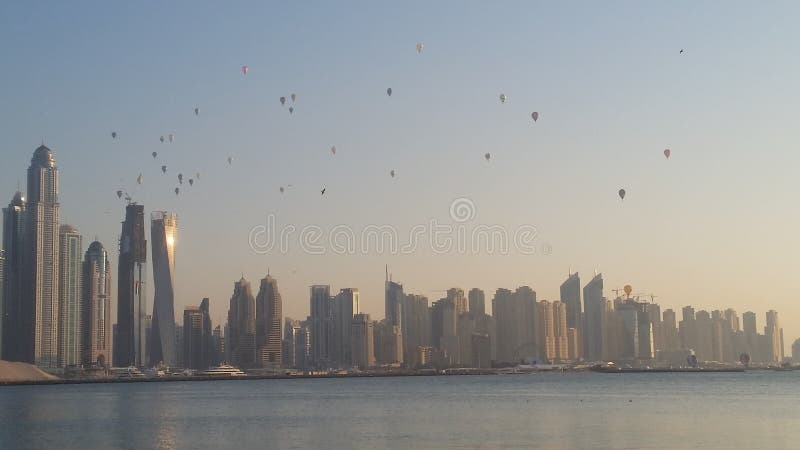 E foto de stock royalty free E foto de stock royalty free
