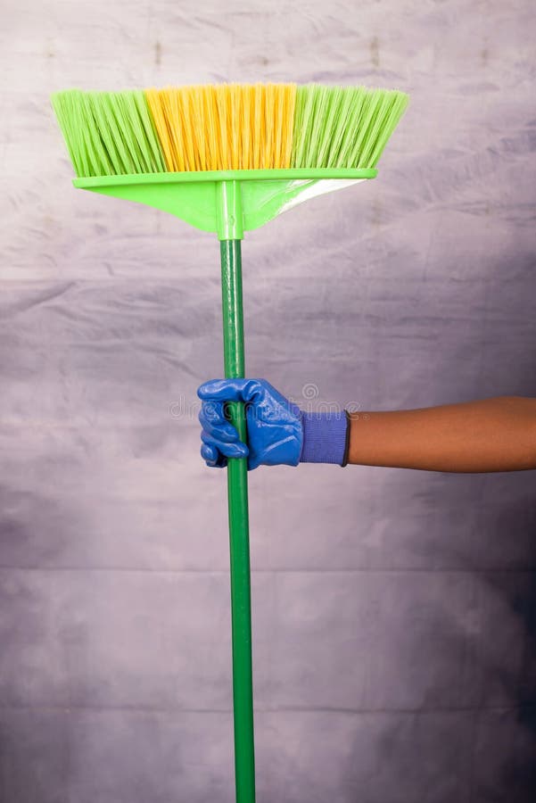 Hand of Person Holding a Broom Stockfoto Bild von amerikanisch