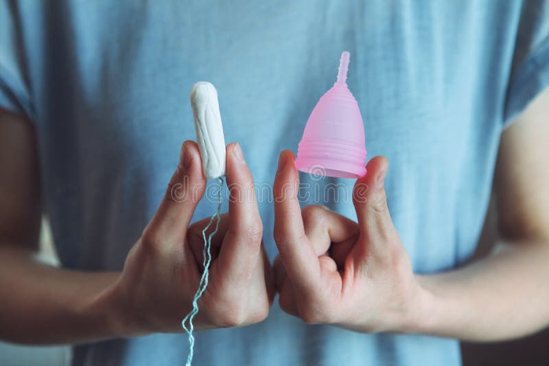 Copo Menstrual Cor-de-rosa E Corações Vermelhos à Medida Que O Sangue Cai  Isolado No Ciclo De Menstruação Rosa Mulheres Saúde Gine Imagem de Stock -  Imagem de produto, higiênico: 172014713