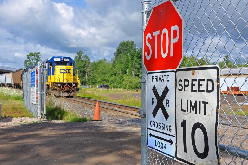 at Railroad Crossing, Potsdam, New York, USA 图库摄影片 图片 包括有