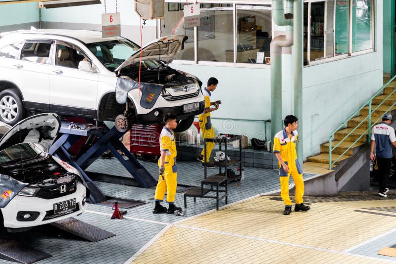Repairing Cars in 编辑类库存照片 图片 包括有 雅加达, 行业 145340343
