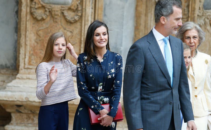 Król Filip Hiszpanii i rodzina królewska opuszczają katedrę w Palma obraz royalty free