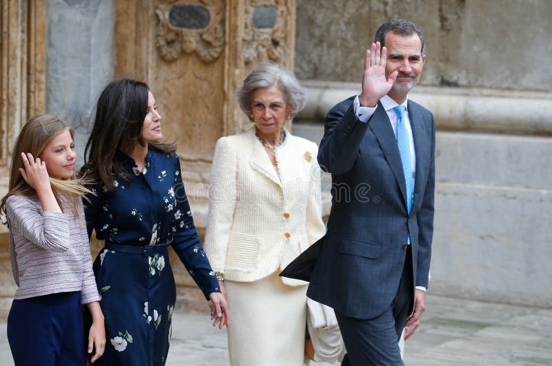 Król Filip Hiszpanii i rodzina królewska opuszczają katedrę w Palma obrazy stock
