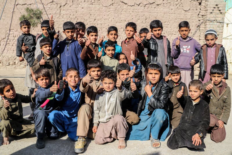 阿富汗贾拉拉巴德村庄的孩子们在脊髓灰质炎疫苗接种活动中 库存图片