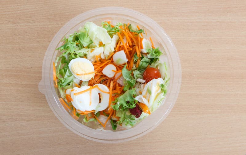 Salade Industrielle Avec La Boulette De Viande, La Sauce Et Le