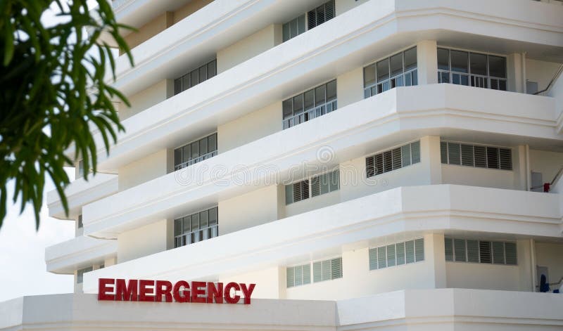 Building bianco dell'ospedale pubblico moderno, entrata del pronto soccorso immagini stock libere da diritti Building bianco dell'ospedale pubblico moderno, entrata del pronto soccorso immagini stock libere da diritti