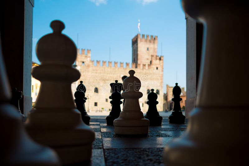 Xadrez, abertura italiana imagem de stock. Imagem de estratégia