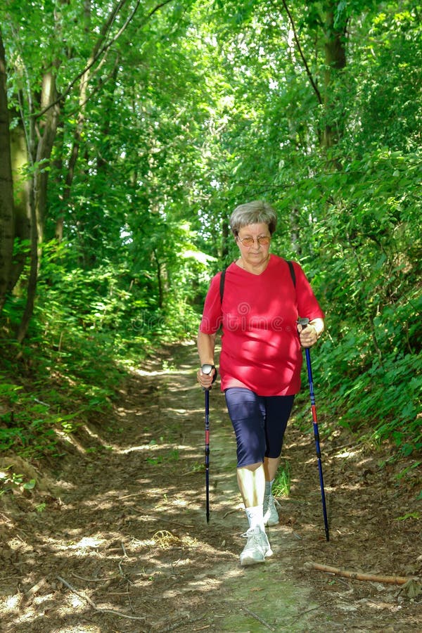 Caminhada nórdica na floresta imagens de stock royalty free