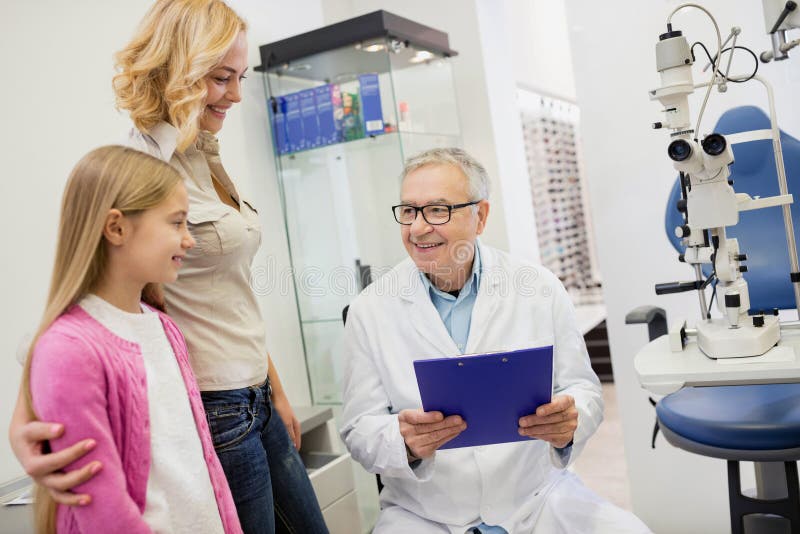Older Eye Specialist Finished Eye Examination of Child 库存照片 图片 包括有 孩子