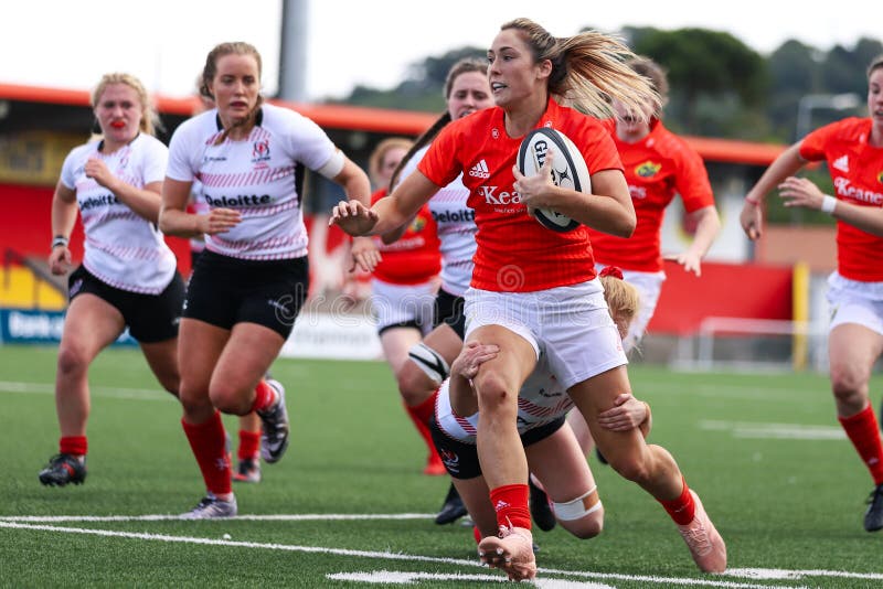 Eimear Considine tijdens de wedstrijd Munster Women Rugby 38 tegen Ulster Women Rugby 12 in het Irish Independent Park stock afbeeldingen