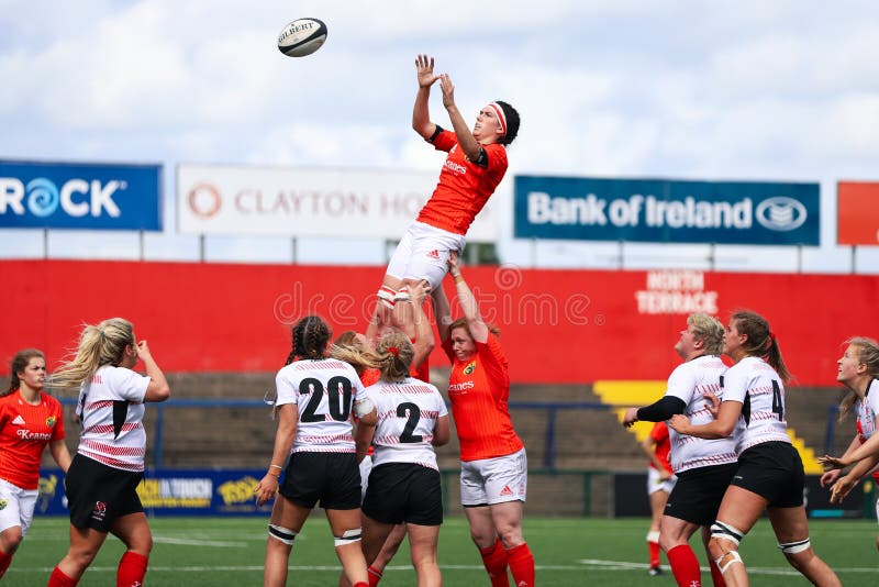 Munster Women Rugby 38 tegen Ulster Women Rugby 12, wedstrijd in het Irish Independent Park stock foto