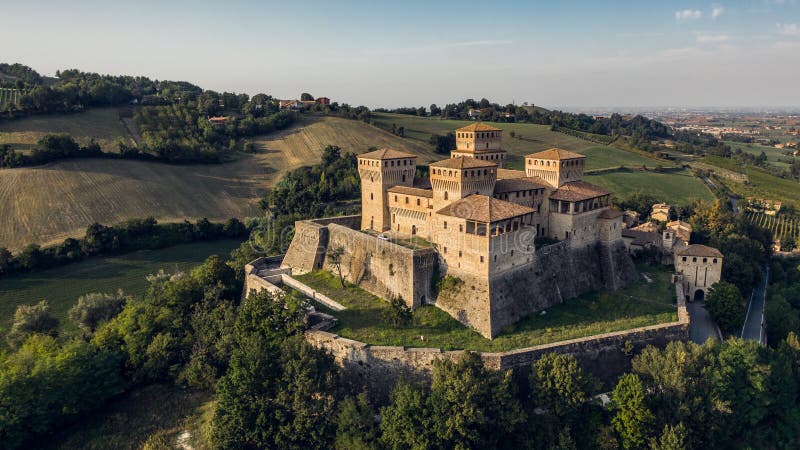 Torrechiara Schloss Am Sonnenaufgang Stockbild Bild von sonnenaufgang