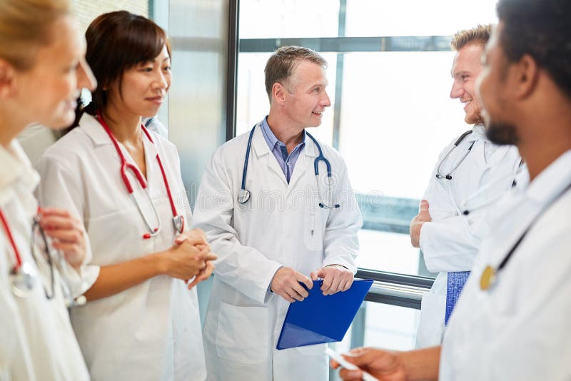 Portrait of confident happy group of doctors Imagenes de doctores animados, Pose