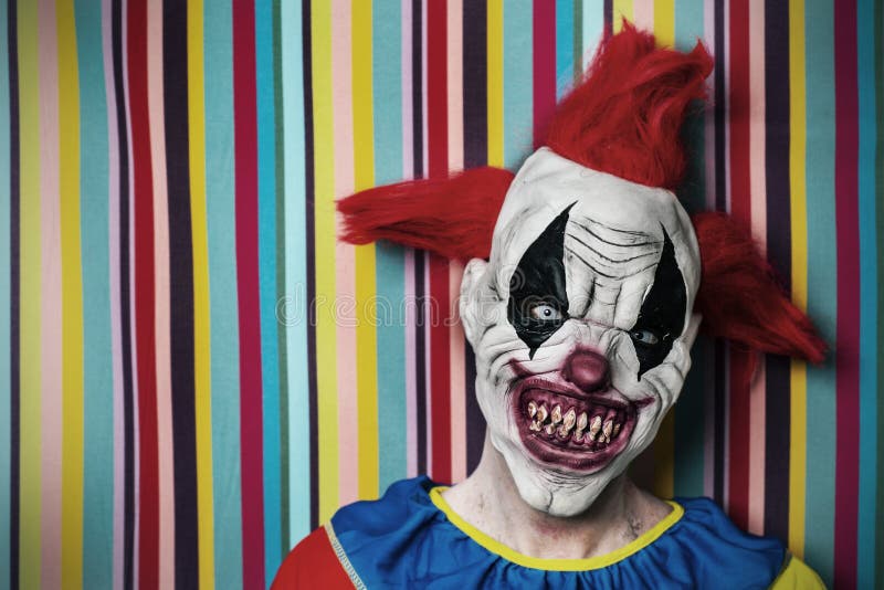 Clown De Cirque Effrayant A La Fete D Anniversaire D Horreur Photo Stock Image Du Celebration Macabre Clown De Cirque Effrayant A La Fete D Anniversaire D Horreur Photo Stock Image Du Celebration Macabre