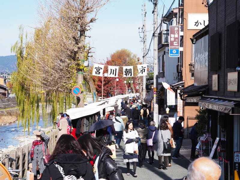 Toeristen op de Takayama Asaichi ochtendmarkt in Japan royalty-vrije stock fotografie
