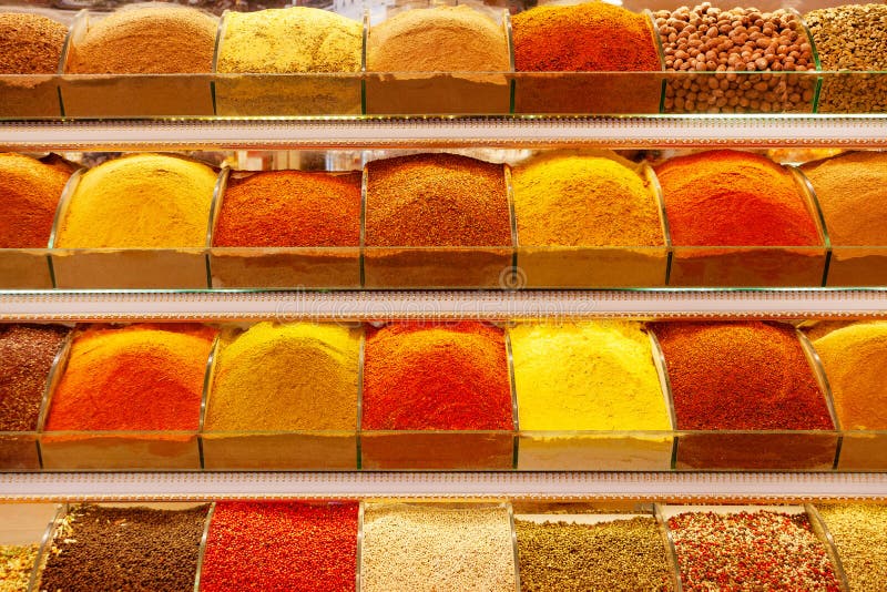 Muitos tabuleiros com especiarias orientais vibrantes imagem de stock