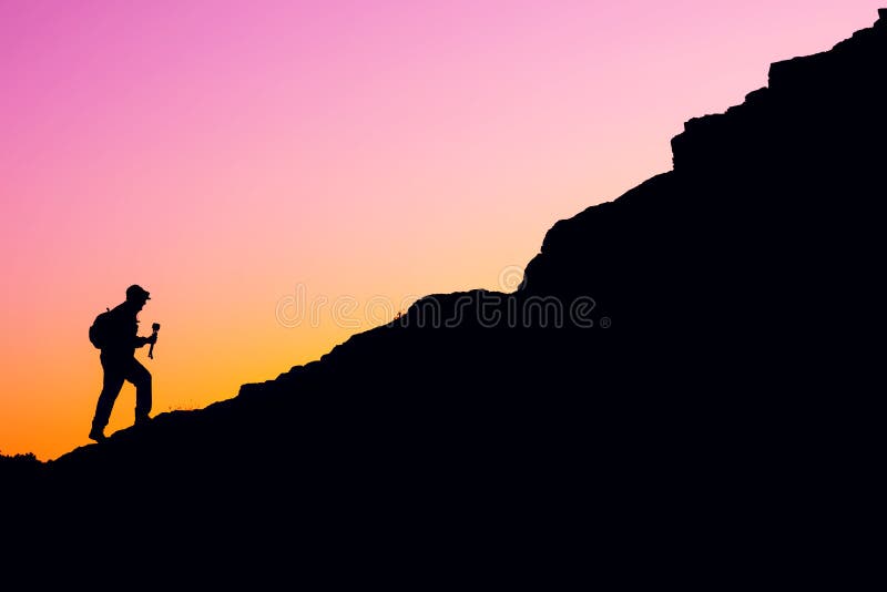 Silhueta De Um Viajante Nas Montanhas Caminhando No Início Da Montanha  Imagem de Stock - Imagem de alvorecer, escalada: 161265887