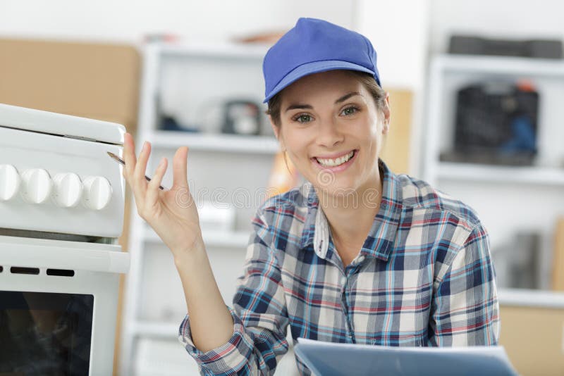 Portrait Woman Repairing Electrical Appliance 库存照片 图片 包括有 工作, 烤箱