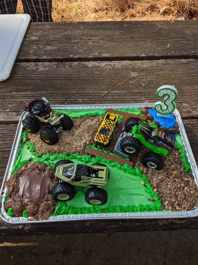 Bolo De Aniversário Decorado Com Biscoitos De Pão-de-gengibre Na Forma De  Personagens De Jogos De Computador Online. Entre Nós. Bo Foto de Stock -  Imagem de bolo, vermelho: 238804904