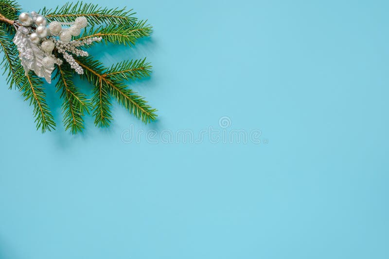 Decoração de Natal em prata no ramo de abeto verde sobre fundo azul Conceito Feliz Natal ou Feliz Ano Novo Copiar espaço foto de stock royalty free Decoração de Natal em prata no ramo de abeto verde sobre fundo azul Conceito Feliz Natal ou Feliz Ano Novo Copiar espaço foto de stock royalty free