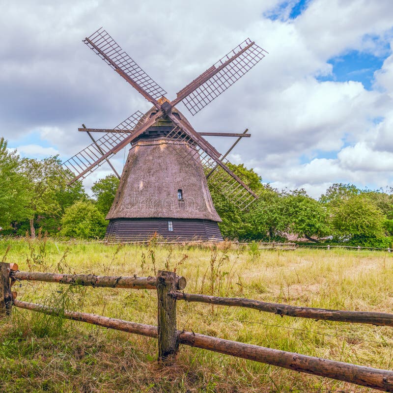 Histórico molino de viento danés en Odence Isla Funen Dinamarca