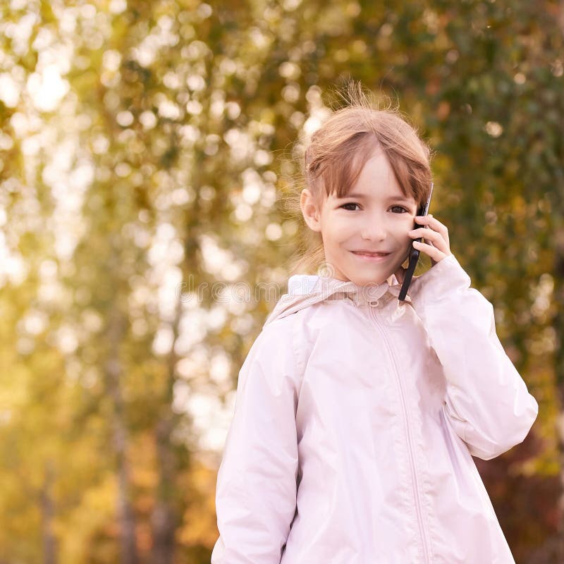 E r Folk med smartphone h?stbakgrundscloseupen colors orange red f?r murgr?naleaf fotografering för bildbyråer E r Folk med smartphone h?stbakgrundscloseupen colors orange red f?r murgr?naleaf fotografering för bildbyråer