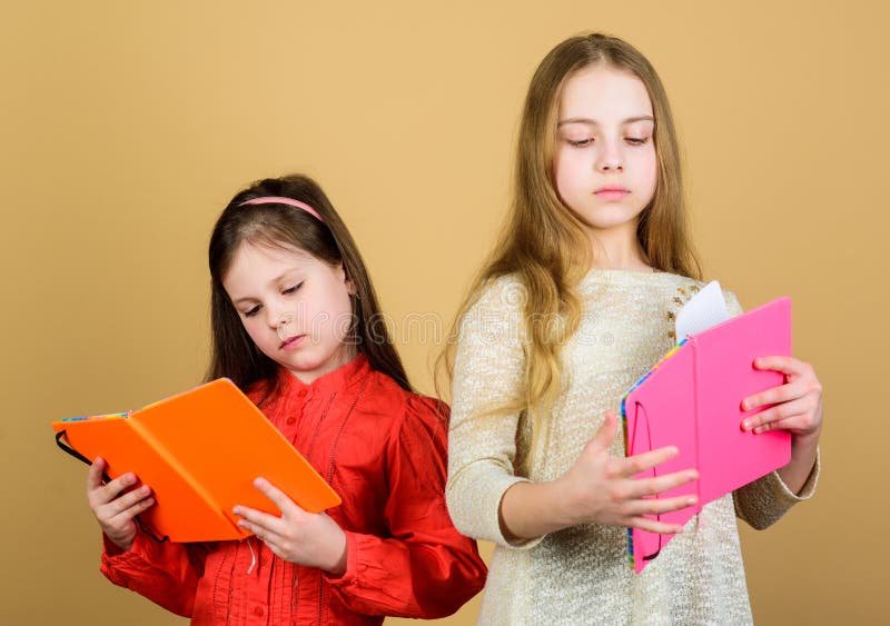 Lieblingsmärchen Die Schwestern wählen gemeinsam Bücher zum Lesen Adlige Mädchen lieben Bücher Geheimkalender Öffnen der Türen du stockbild Lieblingsmärchen Die Schwestern wählen gemeinsam Bücher zum Lesen Adlige Mädchen lieben Bücher Geheimkalender Öffnen der Türen du stockbild