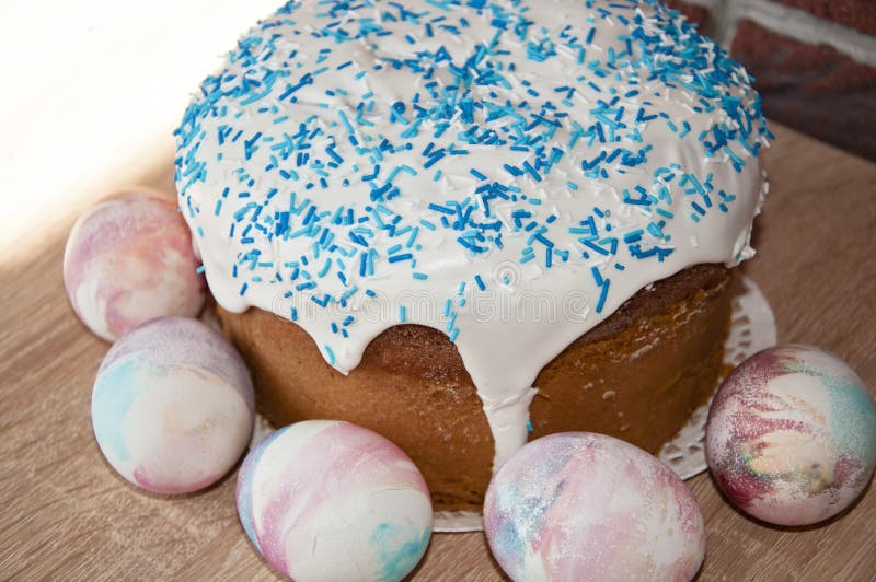 Voorbereiding van de vakantie Omhulsel van marmer Gepofte eieren Paascake op tafel Eienjacht Traditionele voedselbereiding Paasca stock fotografie Voorbereiding van de vakantie Omhulsel van marmer Gepofte eieren Paascake op tafel Eienjacht Traditionele voedselbereiding Paasca stock fotografie