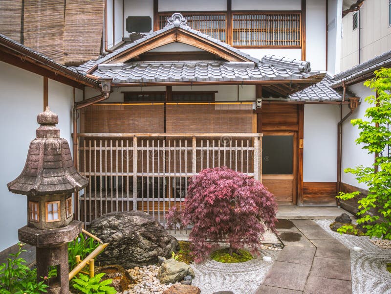 Wejście do japońskiego hotelu Drzwi przesuwające się na ryokanie w Japonii Ogród tradycyjnego japońskiego domu w Kioto obraz royalty free Wejście do japońskiego hotelu Drzwi przesuwające się na ryokanie w Japonii Ogród tradycyjnego japońskiego domu w Kioto obraz royalty free